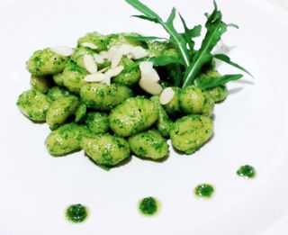 Gnocchi con pesto di rucola e mandorle a scaglie