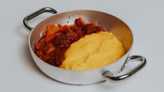 Goulash vegetale con polenta morbida