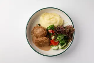 Говяжьи котлеты с картофельным пюре и микс-салатом (350г)