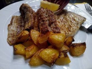 Grigliata di carne e patate saltate