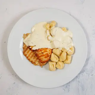 Grill pileća prsa u umaku od vrhnja