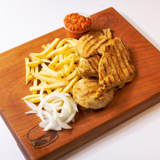 Grill pileća prsa s prilogom