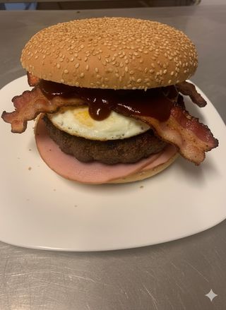 Burger con bacon alla piastra, uovo fritto e salsa barbecue - medio