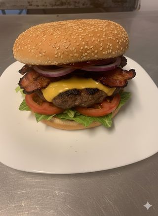 Burger con insalata, formaggio, pomodoro, cipolla, bacon alla piastra e salsa barbecue - medio
