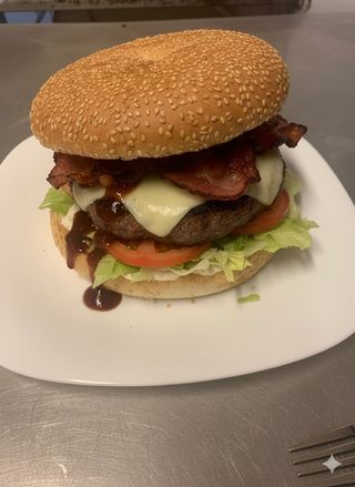 Burger con scamorza affumicata, speck e salsa barbecue - medio