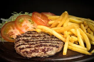 Hamburger e patatine fritte