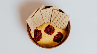 Hummus di cannellini e curcuma, salsa di Anna e crackers di avena