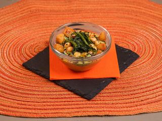 6. Hummus con cicoria