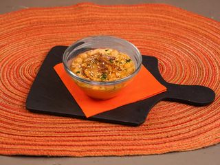 5. Hummus con pollo e curry 