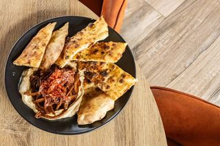 Humus sa cijepkanom BBQ junetinom