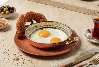 Яичница глазунья с симитом (220г)