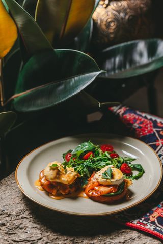 Бенедикт с форелью и авокадо (380г)