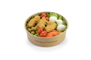 Insalata con pollo fritto