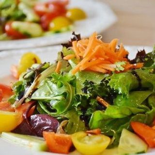 Insalata mista con pomodori