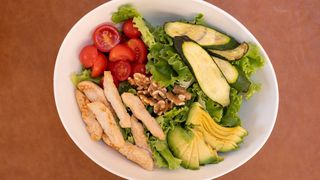 Insalata pollo e avocado
