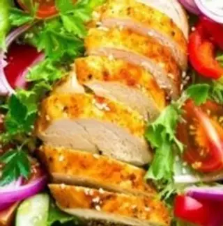 Insalatona di pollo marinato