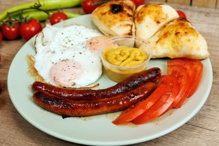 Jaje na oko sa kobasicom