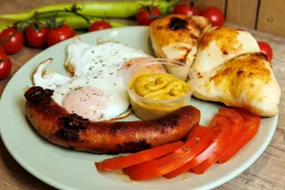 Jaje na oko sa punjenom kobasicom