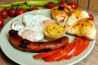 Jaje na oko sa punjenom kobasicom