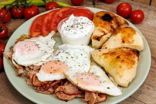 Jaje na oko sa slaninom