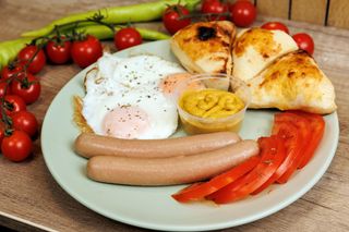 Jaje na oko sa viršlom