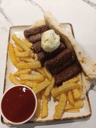 Juneći ćevapi na kajmaku