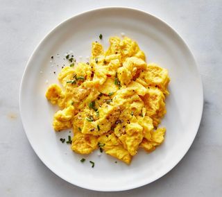 Kajgana sa junećom kobasicom i hleb