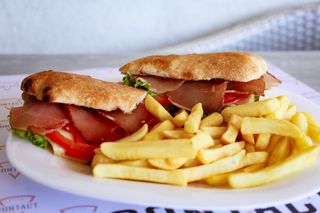 Klub sendviči sa pečenicom 425gr