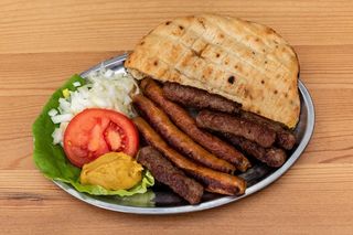 Kombinacija pola porcije sudžukice i pola porcija ćevapi