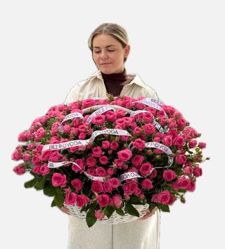 Корзина из 71 кустовой розы