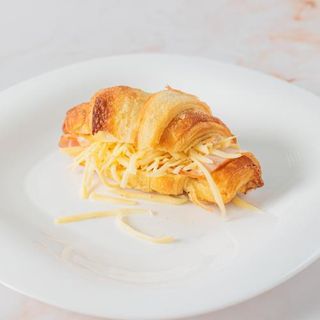 Kroasan sa pečenicom i trapistom 1 kom