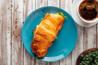 Круассан с рыбой и сливочным соусом (180г)