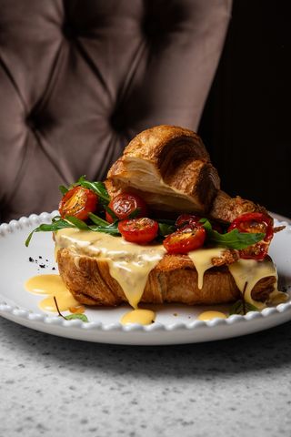 Круассан с куриной грудкой под сырным соусом (250г)