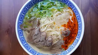 Lamian di manzo con brodo tradizionale