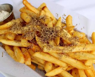 Le patatine fresche fritte al tartufo