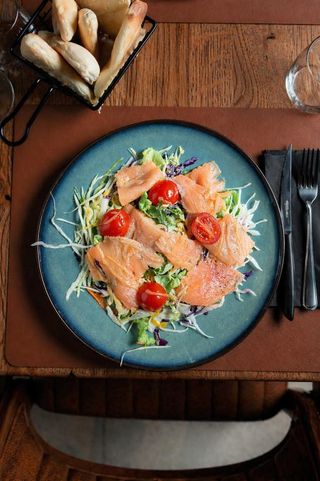 Salata s dimljenim lososom (posno)