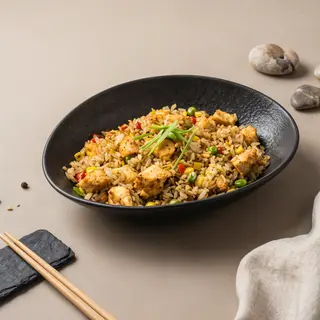 Жареный рис с курицей (350г)