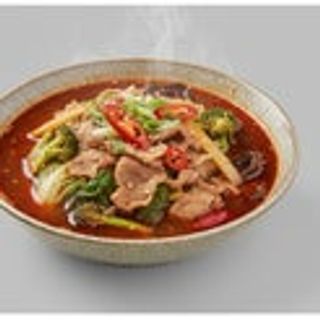 Maiale con le verdure nel brodo piccante