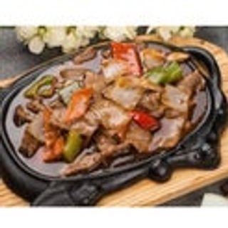 Manzo con le verdure sulla piastra