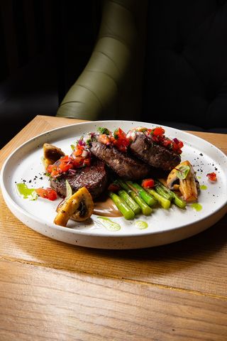 Медальоны из телятины со спаржей и соусом демиглас (130/50/50г)