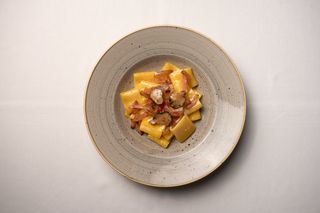 Mezzo pacchero di Gragnano alla carbonara e tartufo nero