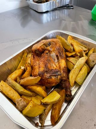 Mezzo pollo con patate o anelli di cipolla