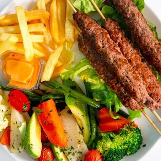 Plat Brochettes Viande Hachée Légumes