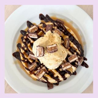 Bubble Waffle Snickers