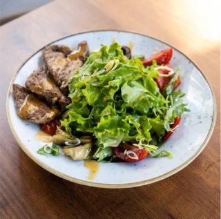 Miks salata s povrćem i rostbifom
