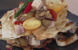 Millefoglie di pane carasau con verdure arrosto