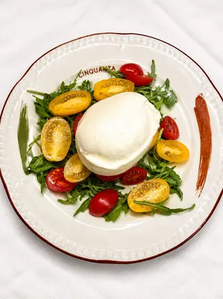 Mozzarella di bufala dop servita con pomodori e basilico