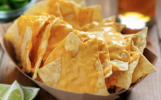 Nachos con queso fundido