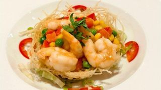 Nido di patate con gamberi