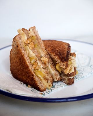 Toast con mele, noci e brie